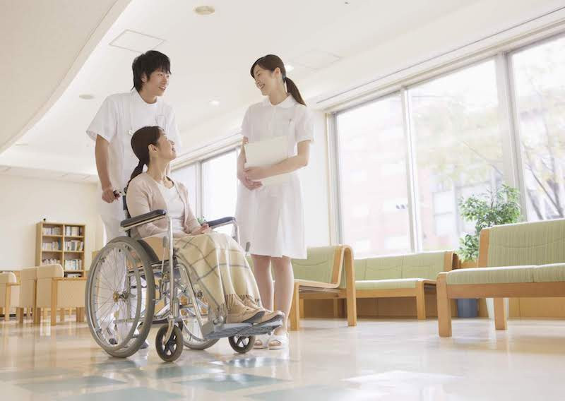 看護師と車いすの女性