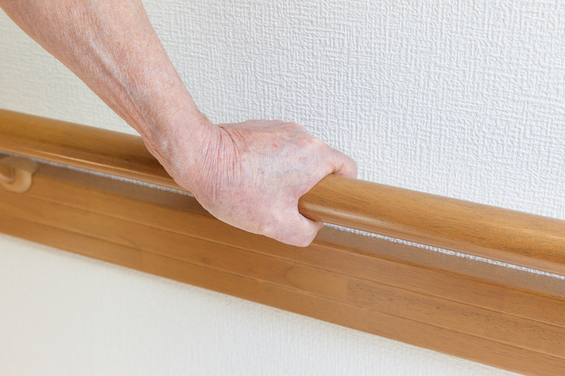 手すりにつかまっている手